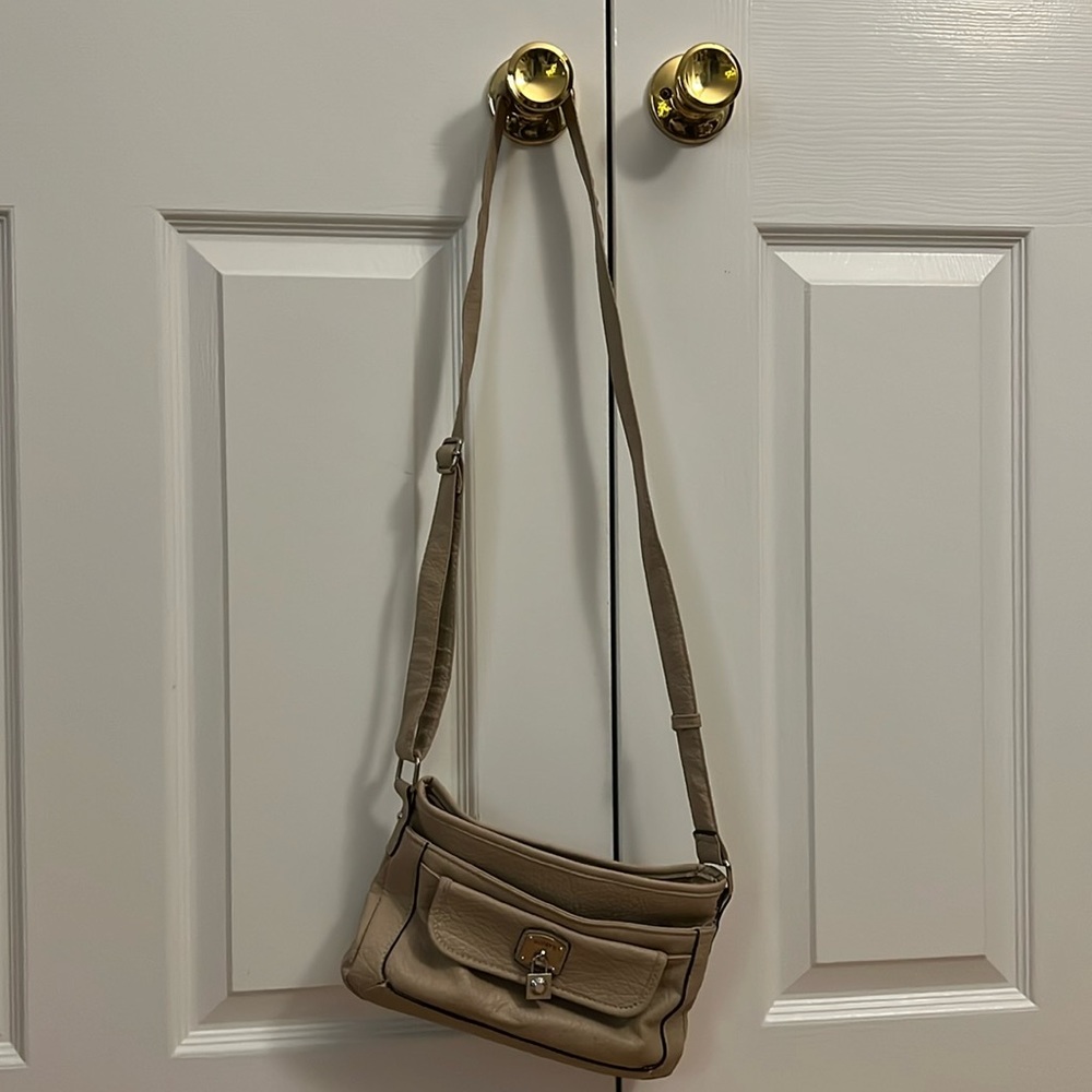 Cream/ light tan leather cross body bag | Rosetti